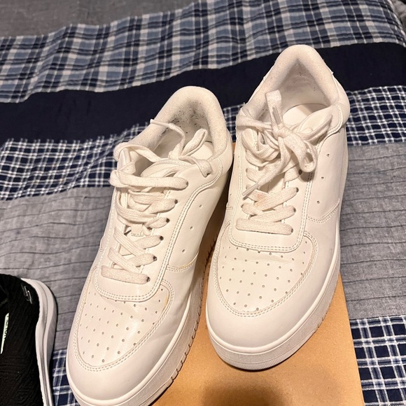 2 pairs of sneakers USED .  Steve madden & skechers size 10 - Picture 3 of 4